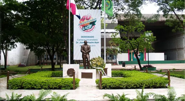 UCE Gradúa 332 nuevos profesionales de distintas carreras
