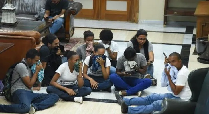 Le tiran gas pimienta a jóvenes que demandan investigar a Danilo, Hipólito y Leonel.