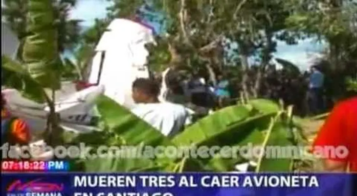 Tres personas mueren al caer avioneta en Santiago