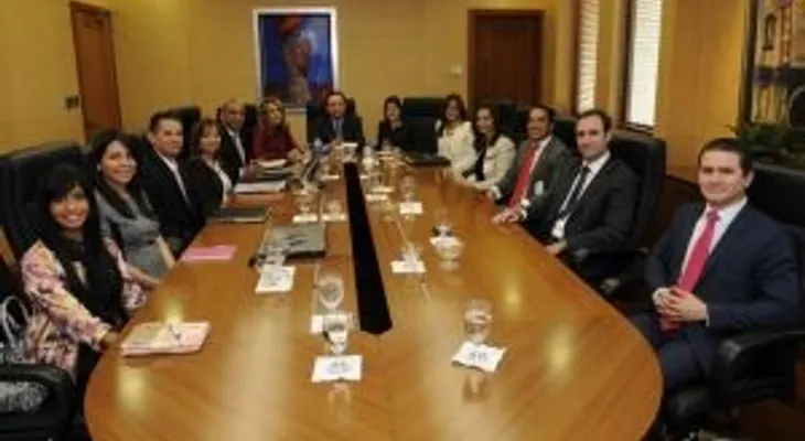 Gobernador Valdez Albizu se reúne con directiva de ANJE; pasan revista a situación de la economía   