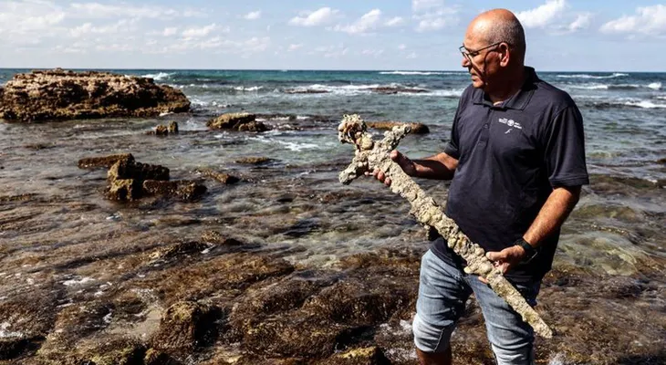 Hallan por casualidad una espada de 900 años que perteneció a un caballero de las cruzadas a Tierra Santa