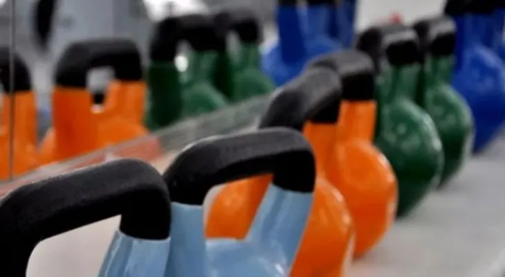 Prevenir la depresión y mejorar el estado de ánimo, entrenando con pesas