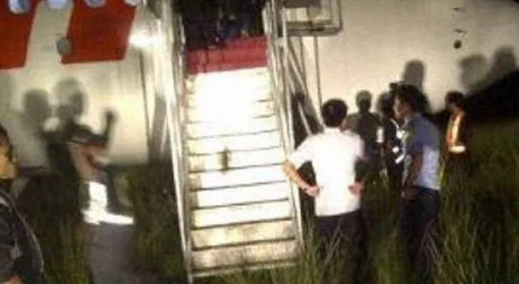 Avión atropella vaca y se sale de la pista