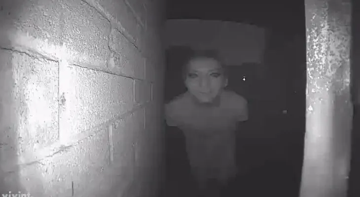Desaparece tras publicar en la Red esta foto de un extraño en la puerta de su casa