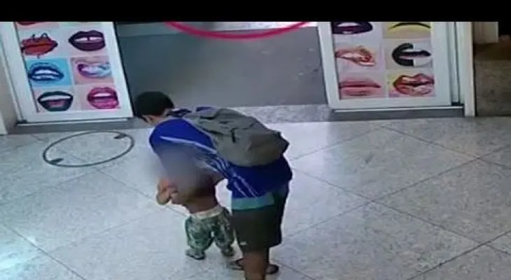 Una pareja abandona a su hijo en un centro comercial
