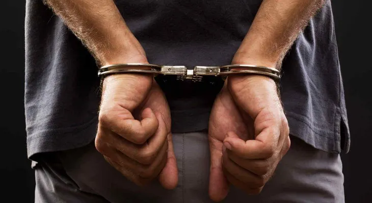 Apresan hombre y persiguen otros dos por estafa con cheque falso
