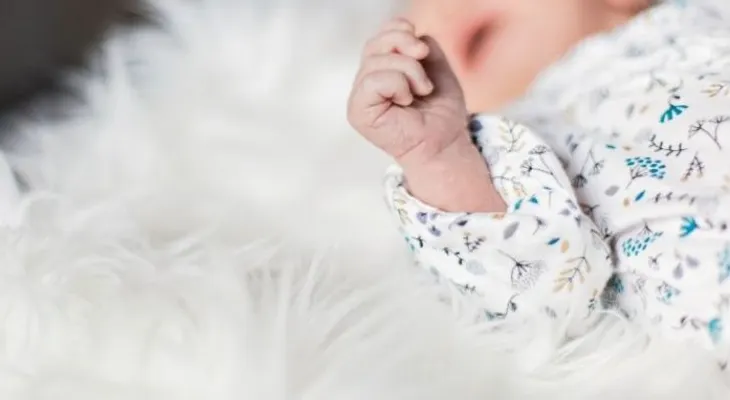Abuela cambia el nombre de su nieto mientras la mamá estaba en el hospital