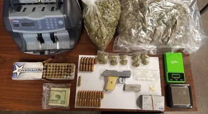 Apresan 4 con armas, drogas y tarjetas falsificadas en Brooklyn