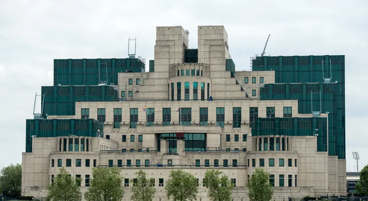 La más reciente revelación del Servicio de Inteligencia Británico: ¡Q es una mujer!
