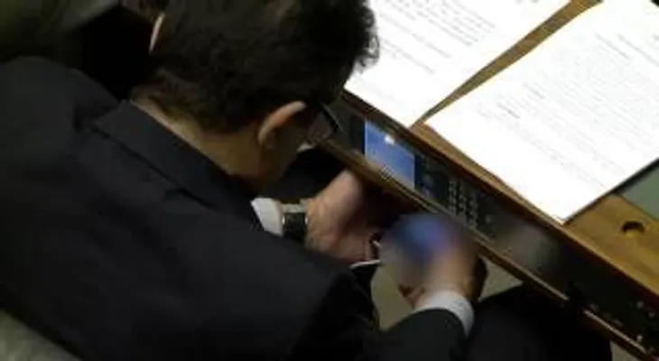 Brasil: Sobreprenden diputado viendo un video porno en plena sesión