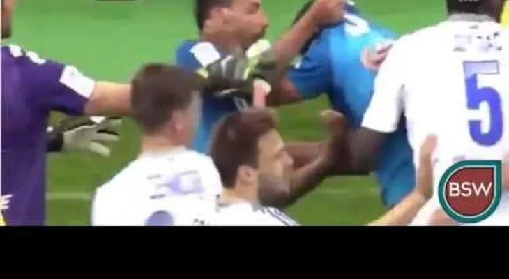 Un jugador salva a su equipo 'desnudando' al rival