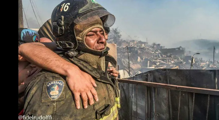 Este bombero chileno vio cómo su casa desaparecía por las llamas, pero siguió trabajando