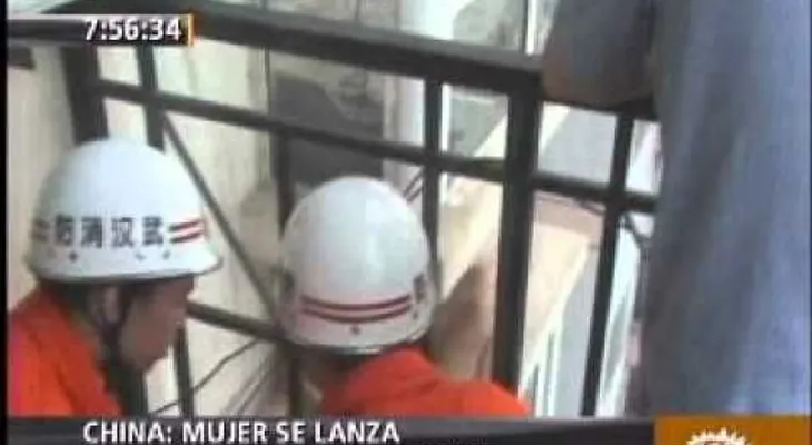 Mujer intenta suicidarse tirándose de un piso 15, pero sobrevive