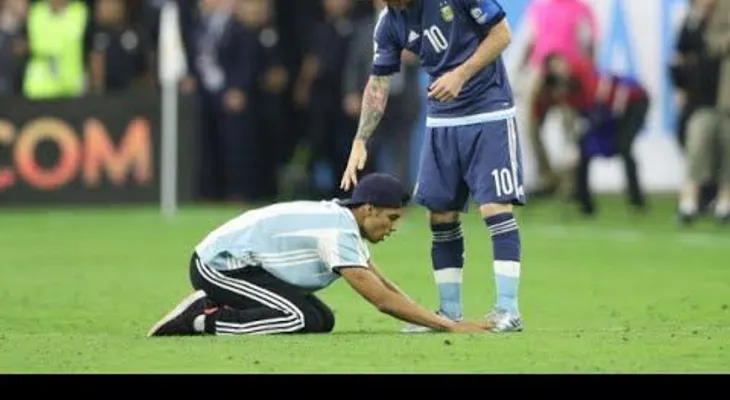 Lo que no mostró la televisión: el fan que se arrodilló ante Messi