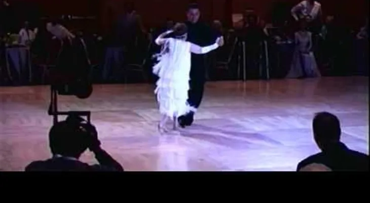 Tiene 94 años y baila con un andador, pero la actuación no queda ahí? (VIDEO)