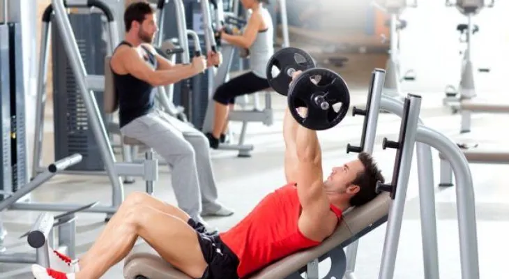 ¡Cuidado! Ejercicios del gimnasio con los que sólo estás perdiendo el tiempo