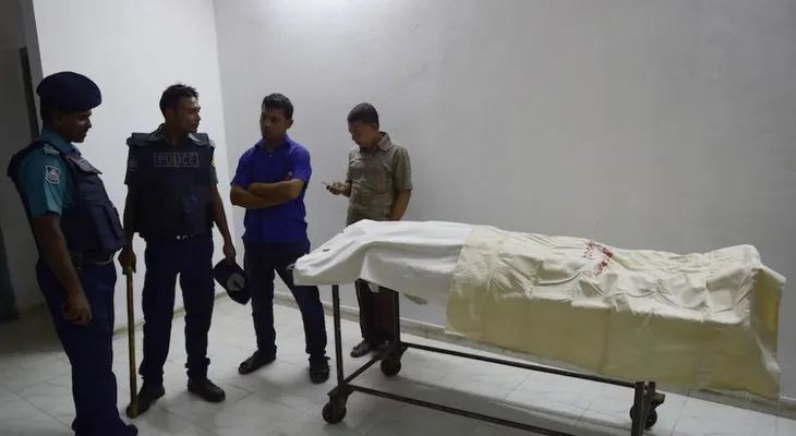 Atacan con machetes y tiros a blogueros de Bangladesh; hay un muerto y tres heridos graves