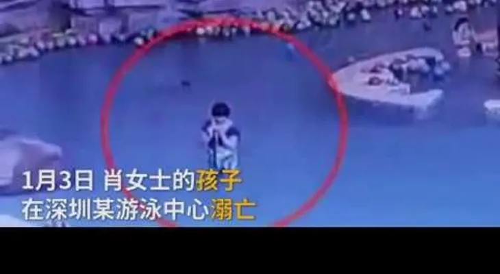Un niño se ahoga en la piscina mientras su madre mira el teléfono (FUERTE VIDEO)