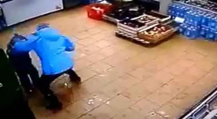 Escalofriante: Mujer golpea a su hijo por no poder retirar dinero del cajero (VIDEO)