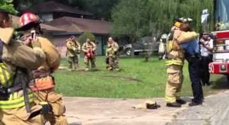 Video: Bombero finge fuego para proponer matrimonio a su novia