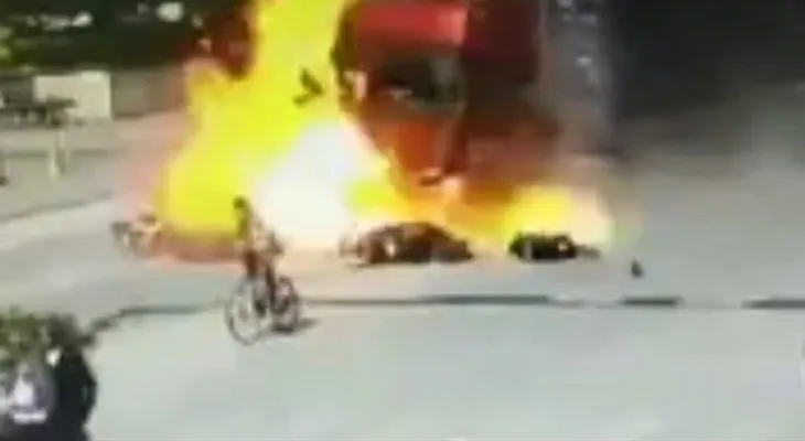 FUERTES IMÁGENES: Un camión pierde el control y estalla en llamas (VIDEO)