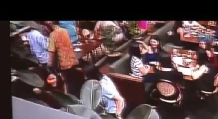 Una mujer toma una taza de café envenenada con cianuro (VIDEO)