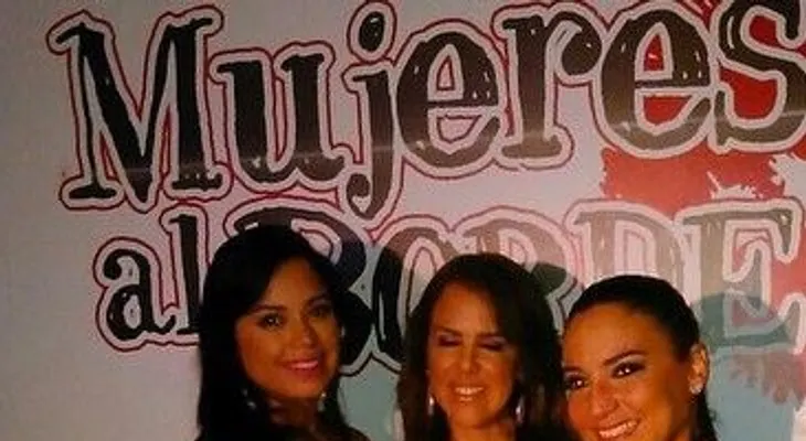 Mujeres al borde va a la radio