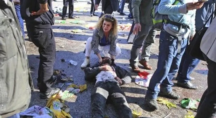86 muertos y 186 heridos por explosición de dos bombas en capital turca 
