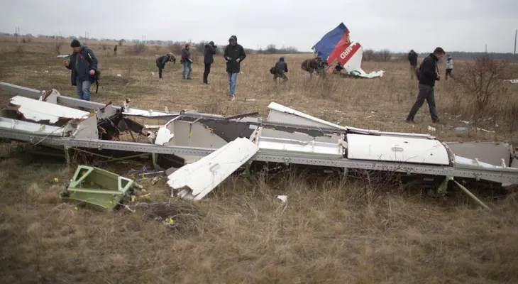 El MH17 se vino abajo por una explosión de una ojiva fuera del avión