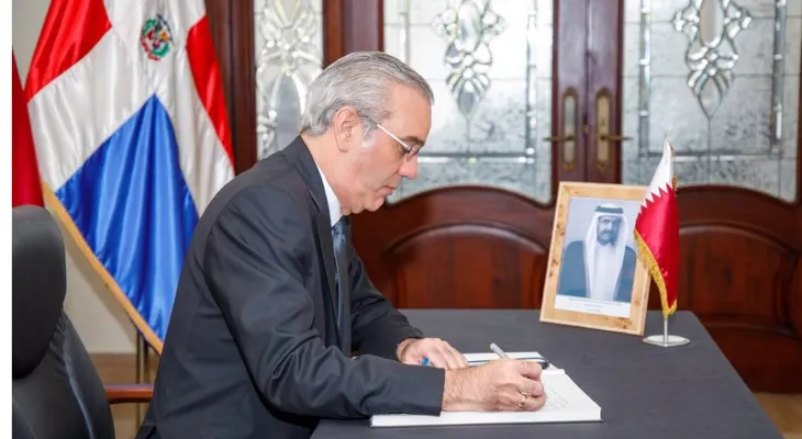 Abinader firma libro de condolencias por Emir Padre de Catar