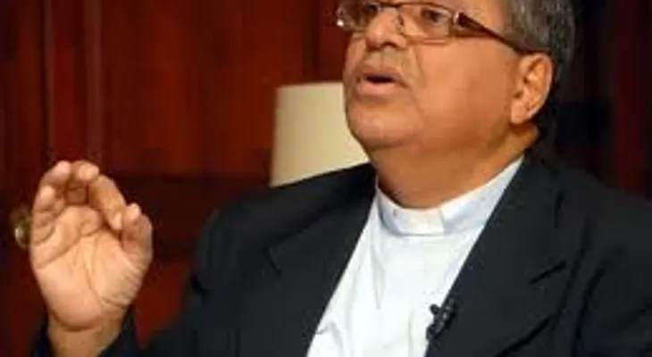 Danilo Medina congratula a monseñor Ramón Benito Ángeles