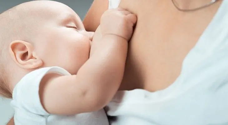 Los bebés lactados son más felices e inteligentes