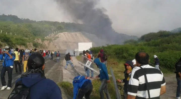 Enfrentamiento entre estudiantes y policías previo al aniversario de Ayotzinapa