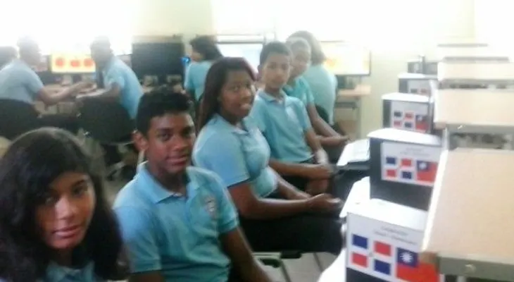 Gobierno de Taiwán dona 20 computadoras a centro comunal de San Luis