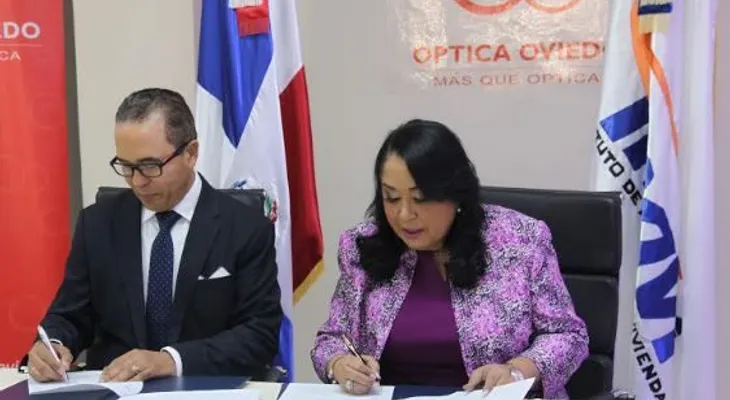 INAVI y Óptica Oviedo firman acuerdo de colaboración para beneficiar empleados públicos