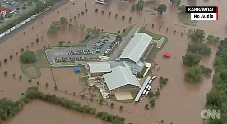 Lluvias e inundaciones dejan caos y muertes en Texas
