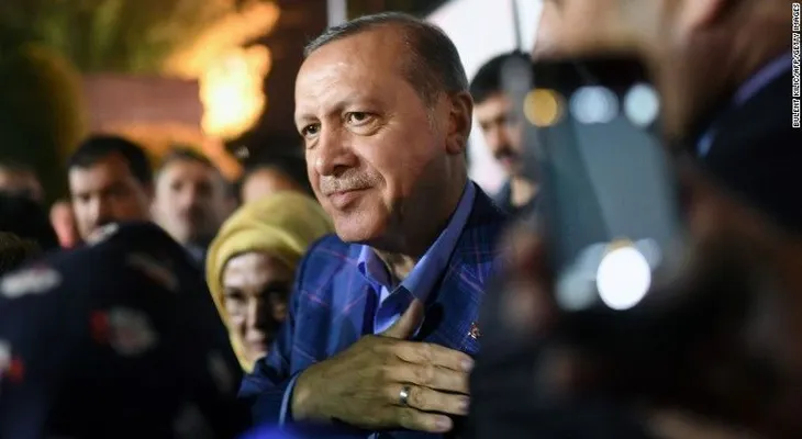 Trump felicita a Erdogan por su victoria en controvertido referendo