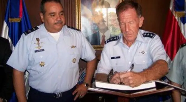 Presidente recibe a comandante de EEUU; se desconocen detalles del encuentro 