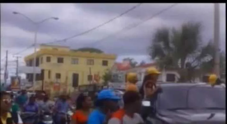 Félix Bautista celebra triunfo por calles de San Juan