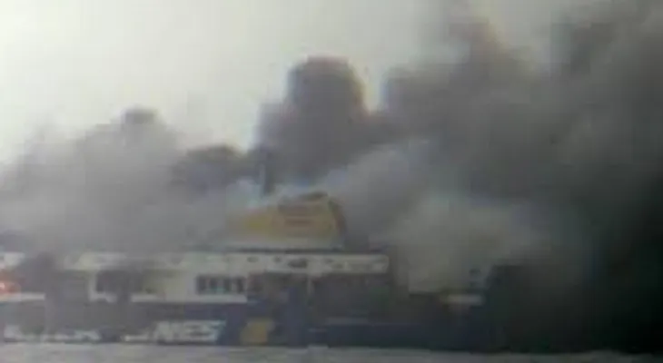Se incendia transbordador en aguas griegas 