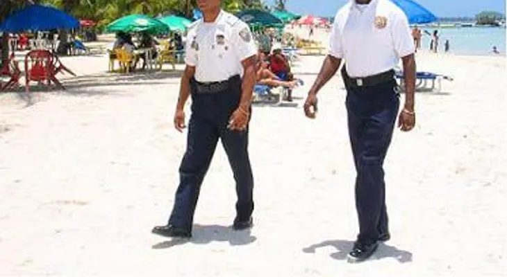 Apresan a 8 hombres vendían excursiones ilegales en Bávaro