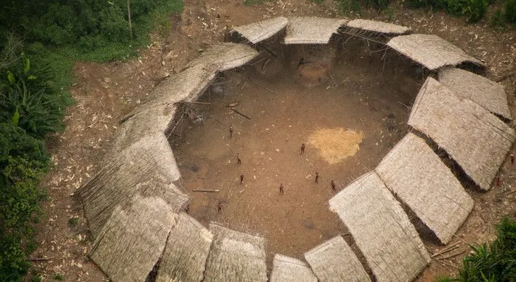 Extraordinarias imágenes de una tribu amazónica no contactada que podría ser aniquilada
