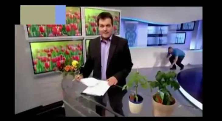 Video: Un trabajador de TV se lanza al suelo a lo 'Misión Imposible' para no aparecer al aire