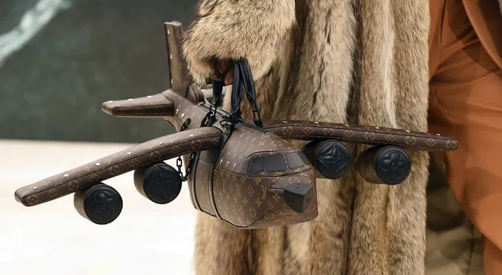 Louis Vuitton lanza un bolso con forma de avión por 39.000 de dólares y la Red estalla