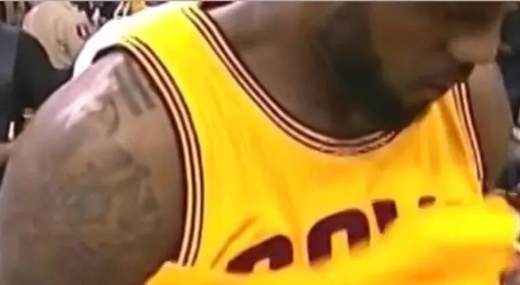 El descuido de una cámara muestra partes íntimas de LeBron James 