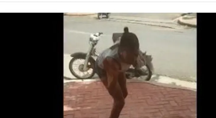 Mujer golpea a su hija por tumbar una motocicleta