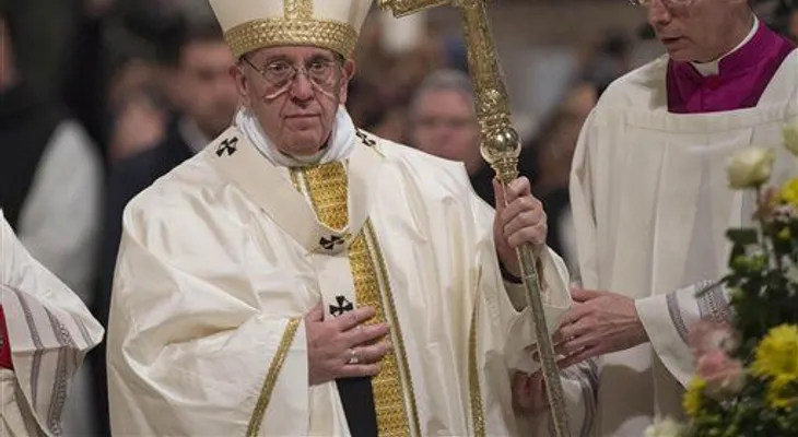 El papa advierte contra "salvadores" de un mundo en crisis