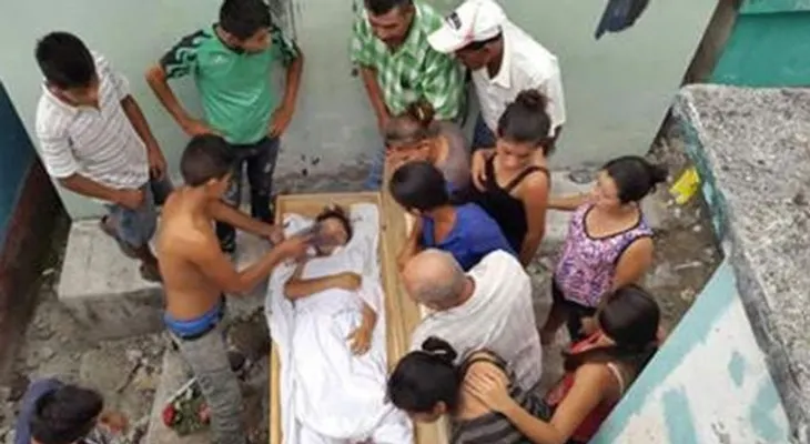 Joven que habría sido enterrada viva, rompe vidrio del ataud y luego muere