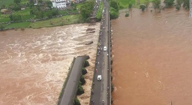 Colapsa un puente en India; 22 personas están desaparecidas