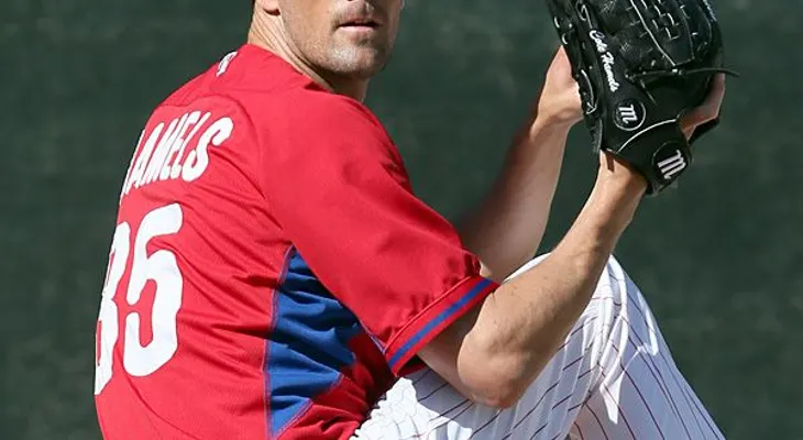 Cole Hamels y relevistas lanzan juego sin hit ante Atlanta